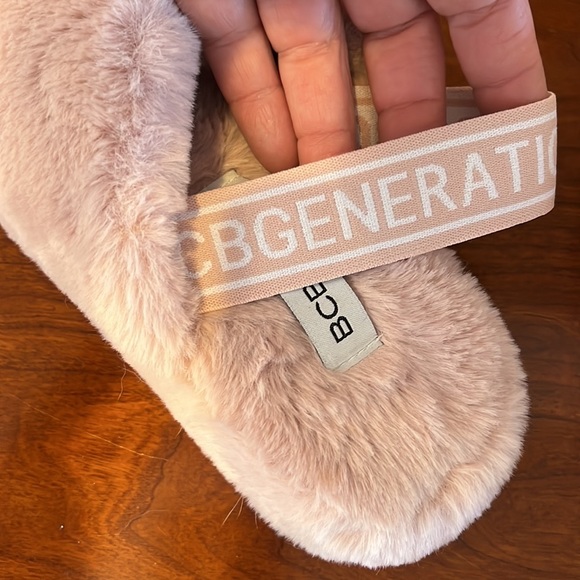 Fluffy sandal slipper with elastic heel strap - Picture 3 of 5